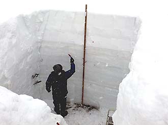 写真3：積雪の層構造を観測している様子