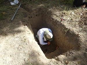 photo04:Photograph of a man sit in a deep big hole.