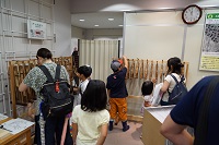 インドネシアの伝統打楽器、アンクルンを鳴らしている様子