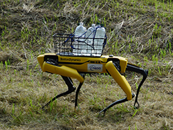 ペットボトルを運ぶ電動四足歩行ロボットの写真