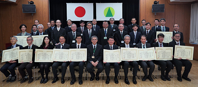 森林研究・整備機構役員と理事長賞受賞者の記念写真