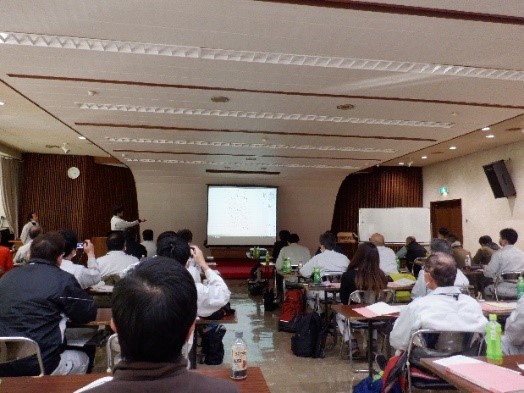 森林現況調査法の講演会をOHP画面を交え職員等が講義を受けている写真