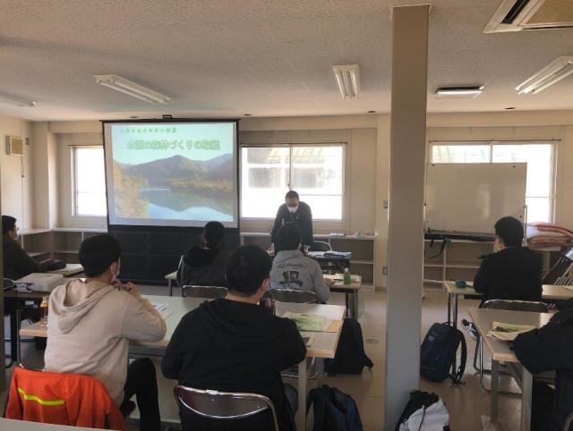 京都府立林業大学校の講演会場でOHP画面を交え職員等が講義をしている写真
