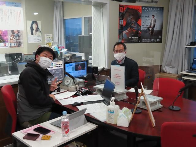 パーソナリティの高野さん（左）と井城室長（右）