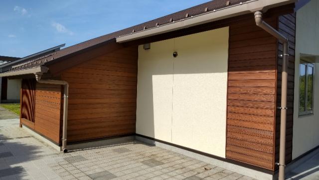 林木育種センターにおけるセルロースナノファイバー配合塗料を用いた木質外壁塗装写真