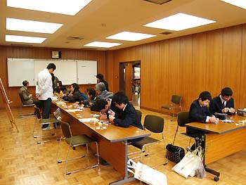 写真10：木のバッジ作り