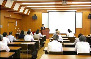 写真1：農林水産省農林水産技術会議事務局奥原局長のご挨拶