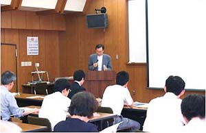 写真2：理事長による研究所の概要説明