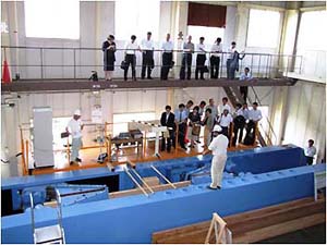 写真5：実大サイズの強度試験を行うことができる大型引張試験機による試験1