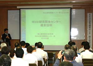 写真4：松本センター長による概要説明