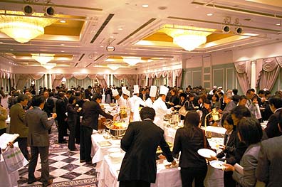 写真2：新食材等を使った料理の試食