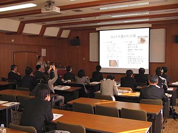 写真3：コンテナ苗の生産に関する研究開発の説明