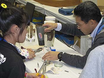 写真3：木のストラップに名前を刻印する実験1