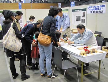 写真4：木のストラップに名前を刻印する実験2