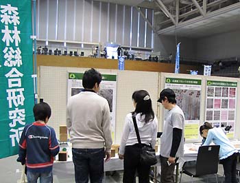 写真6：重い木と軽い木を実感し、木材の構造を顕微鏡で観察するコーナー2