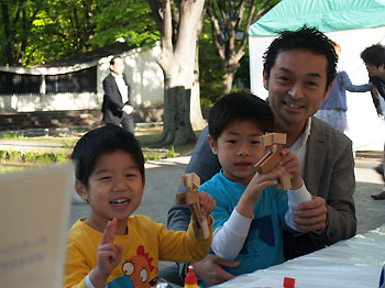 写真2：森林の市ウッドクラフト