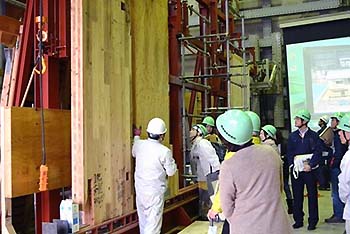 写真3：施設見学「木の家の強さを調べる！」その1
