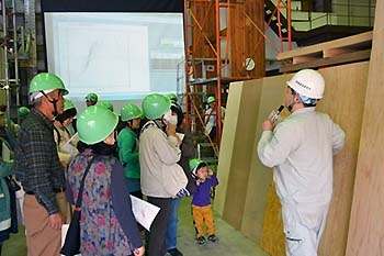 写真4：施設見学「木の家の強さを調べる！」その2