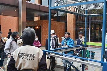 写真5：施設見学「森の落ち葉や植物が地面の土の動きを止める実験」その1