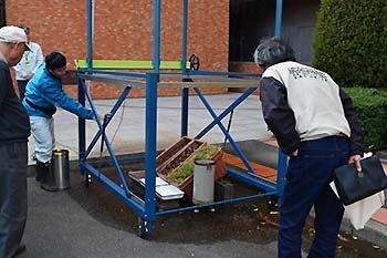 写真6：施設見学「森の落ち葉や植物が地面の土の動きを止める実験」その2
