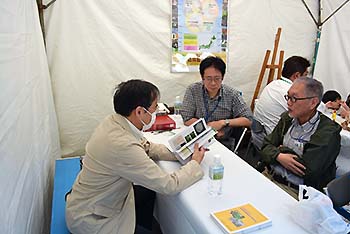 写真2：樹木病害相談コーナー1