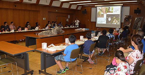 写真1：昆虫教室の様子