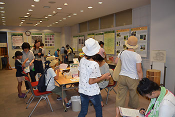 写真2：もりの展示ルームにお越しのみなさま