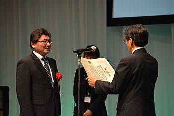 写真1：表彰状を授与される大平室長