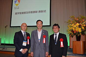 写真3：左から金子社長、鈴木理事長、大平室長