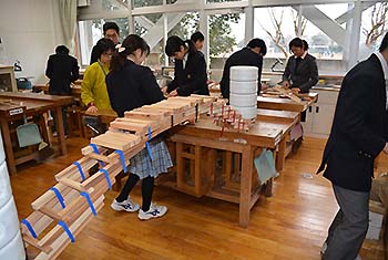 写真1：木を組み合わせて、つないでみよう