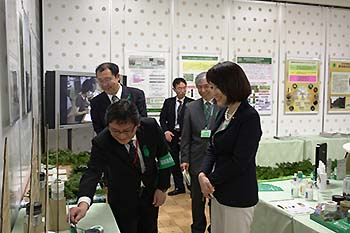 写真2：中川郁子農林水産大臣政務官が展示を視察