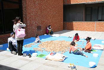 写真14：体験コーナー「スギのサイコロで遊ぶコーナー」