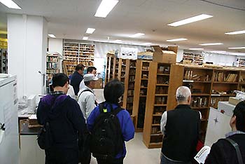 写真3：木材標本庫見学1