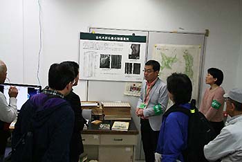 写真4：木材標本庫見学2