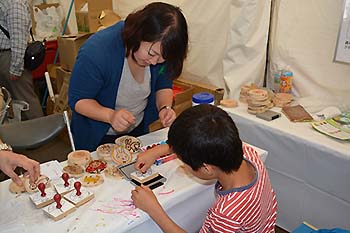 写真5：ウッドクラフト「コースター（間伐材）への塗り絵」2