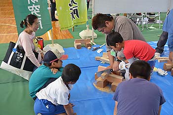 写真1：ウッドクラフト（ノコギリ体験）