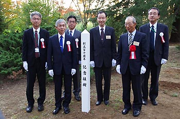 写真4：記念碑を囲んで（植樹者）