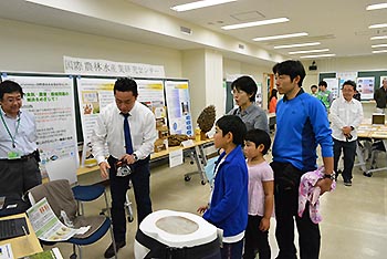 写真3：筑波大学雙峰祭での森林総合研究所のブースの様子2