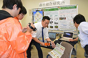 写真4：筑波大学雙峰祭での森林総合研究所のブースの様子3