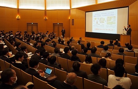 会場全体の様子の写真