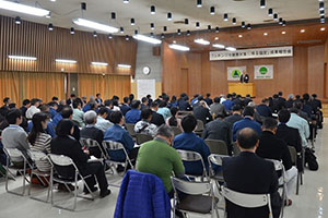 ニホンジカ被害対策への成果報告を聞いている様子