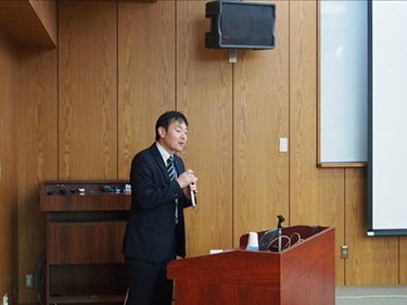 写真01:第1回セミナー講演1の様子テーマ「床材の印象評価に関する研究」