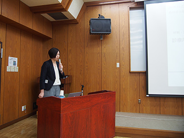 写真02:第1回セミナー講演2の様子テーマ「診療所待合室の評価における環境心理学的研究」