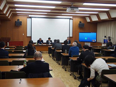 写真05:第2回セミナー後企業や大学など多数の参加者と討論している様子