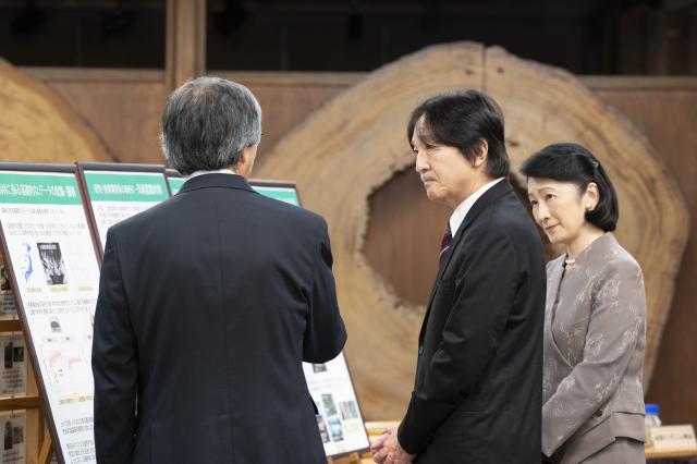 浅野理事長から研究内容などのパネルを以て研究所についてご紹介している様子
