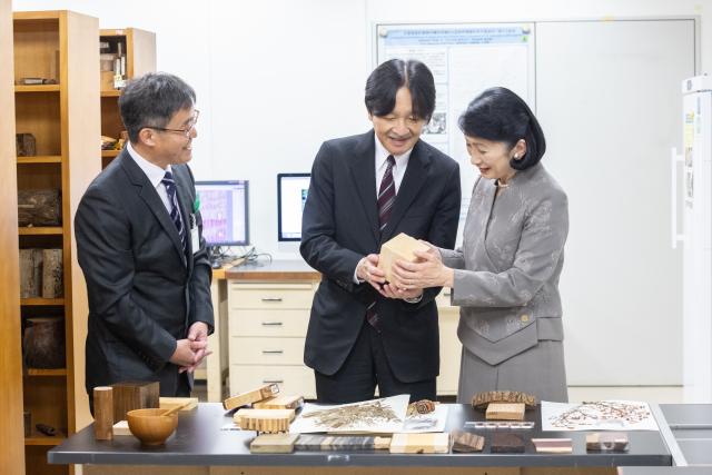 木材の標本を秋篠宮皇嗣同妃両殿下がご一緒に手にとってご覧いただいている様子
