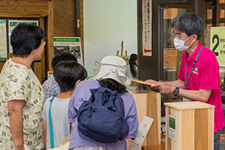 写真2.エゾマツ、トドマツ、ヒノキそれぞれの精油を入れたディフーザーから出てくる香りを比べてる家族
