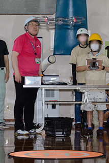 写真12.ドローンを活用して研究事例の紹介のあと、実際にドローンの操縦体験をしている様子