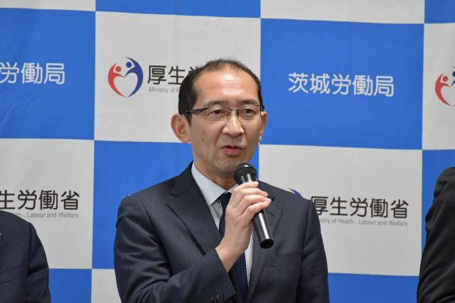 宇野理事がマイクを持って挨拶の言葉を述べている。