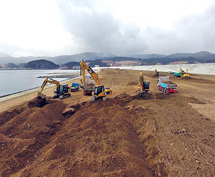 写真：土を締め固めないよう配慮した工法による海岸林生育基盤の造成作業風景